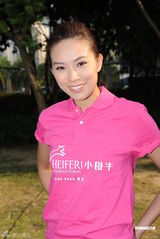 组图：伏明霞一家四口亮相 与李小鹏夫妇合影