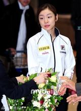 组图：金妍儿返韩引媒体蜂拥 亮相记者会卖萌