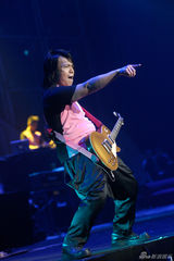 伍佰个唱工体变火星 孙燕姿蔡依林性感助阵(图)