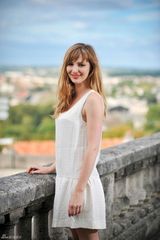 高清组图：法国女星露易丝-布尔昆白裙清纯亮相