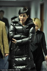 组图：王菲办音乐会李嫣躺老爸李亚鹏怀中撒娇