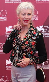 组图：《农场旅行》发布会 伊夫林大露美背