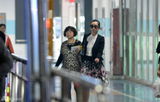 组图：秦海璐带母亲旅游低调回京 母女并肩出机场