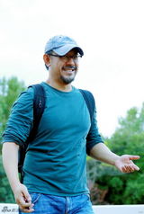 组图：姜文携妻子抵达威尼斯 与记者玩互拍