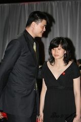 组图：姚明夫妇慈善晚宴恩爱亮相 叶莉孕味十足