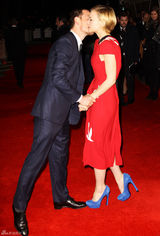 高清组图：凯瑞-穆里根印花礼服亮相高跟鞋抢眼