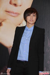 组图：设计师展出梅艳芳演出服 何韵诗做小助理