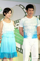 幻灯图：陆毅鲍蕾为儿童店揭幕 情侣装甜蜜恩爱