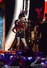 组图：斯威夫特性感短裙献唱 囊括最佳女歌手等3奖