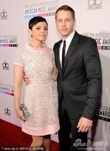 组图：全美音乐奖红毯女星争艳 比伯亲老妈鸟叔搞怪