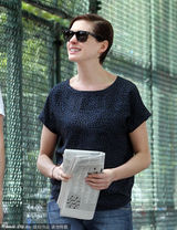 组图：安妮-海瑟薇背吉他现身片场文艺范十足