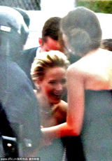 组图：詹妮弗-劳伦斯抹胸裙娇艳似火 现场跌倒