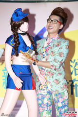 组图：歌浴森新专辑发布会吻充气娃娃