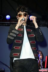 组图：方大同来台开唱黑超耍酷 陶晶莹亮相助阵