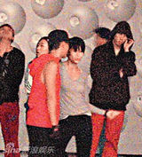 组图：黄宗泽胡杏儿昔日台前幕后甜蜜恩爱