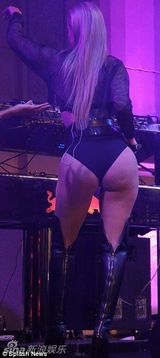 组图：伊基透明网格装赴派对 乳沟隐现气氛high