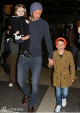 组图：贝克汉姆一家现身机场 小七穿斗篷萌态十足