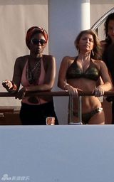 高清组图：菲姬游艇大秀比基尼 性感身材呼之欲出