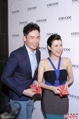 组图：陈茵媺当妈上围升级 与陈豪合体抢奶粉钱