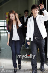 幻灯图：韩星侑莉胜利成大学同窗 一同参加入学式