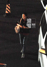 独家：陈凯歌陈红随性打扮恩爱回京