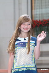 组图：英国小萝莉康妮抵港开唱 想去迪士尼乐园