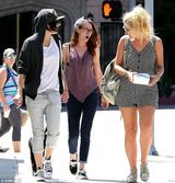 组图：暮光女素颜遛狗显颓废 内衣隐现小秀性感