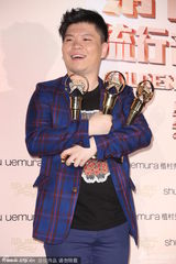 组图：林忆莲获最佳国语女歌手 常石磊代领