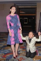 组图：郭涛携全家总动员 石头蹲地不停搞怪