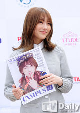 组图：Kara姜智英f(x)Krystal便装突袭校园