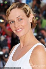 高清图：《单车男孩》导演吻女主角 小托马斯腼腆