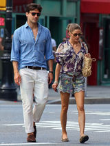 组图：奥利维亚-巴勒莫荷叶边热裤现身