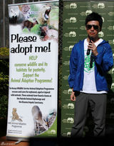 组图：李健支持环保赴肯尼亚 温柔抚摸帅气猎豹