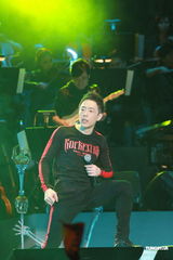 组图：黄贯中开唱未见朱茵 陈豪黄德斌助阵