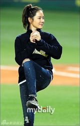 组图：孙艺珍亮相棒球比赛任开球嘉宾笑容迷人