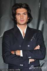 组图：竞赛片《内陆》发布会 女星黄衣配蓝裤抢镜