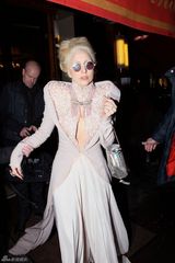 高清组图：Lady gaga现身巴黎遭粉丝袭胸