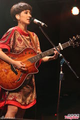 组图：戴佩妮开唱秀双重安全裤 男友捧场