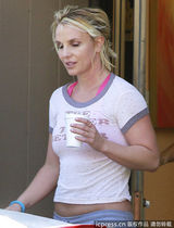 组图：布兰妮穿旧衣露肚腩肉 头发蓬乱面色疲惫