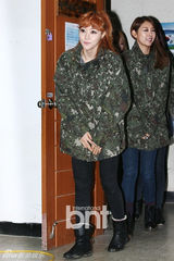 组图：9Muses部队举行新歌发布 成员遭军人强抱