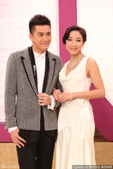 组图：TVB台庆杨怡裸背秀乳沟 紧紧依偎马国明