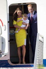 组图：凯特抱子随访澳洲 黄衣明艳狂风吹乱秀发