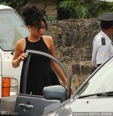 组图：蕾哈娜参加祖母葬礼 黑超现身暗自神伤