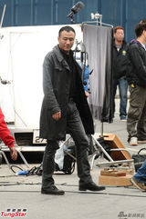 组图：刘德华浴血拍片英雄救美