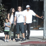 组图：杰克逊长子与女友逛街 见狗仔忙扮鬼脸