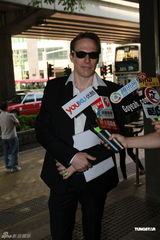 杜丽莎被告拖欠工资 其夫到庭应讯双方未达成和解