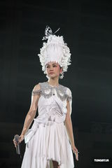 组图：谢安琪红馆开唱现场大秀家庭温馨照