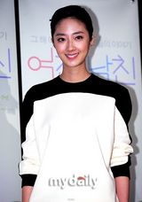 组图：桂纶镁赴韩宣传影片《女朋友男朋友》