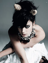 幻灯图集：莉莉-艾伦烟熏妆登上《时尚芭莎》