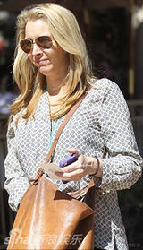 组图：《老友记》菲比录节目蓝裙清爽 便衣出行似路人